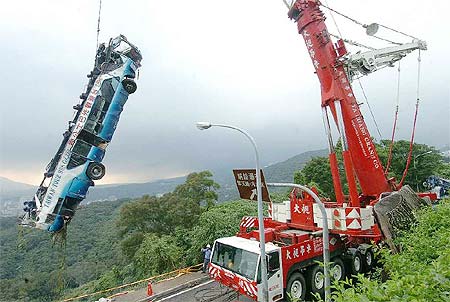 组图:台湾岛内最大吊车吊起坠谷客车_新闻中心_新浪网