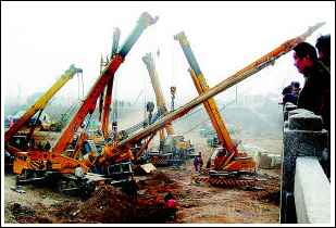 6辆大吊车合力营救深陷打桩机